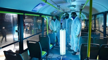 Garro presentó un novedoso sistema de luz ultravioleta para eliminar el COVID-19 en micros