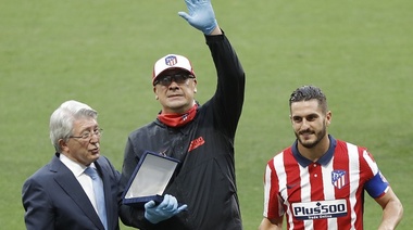 El "Mono" Burgos se despidió de Atlético de Madrid con un homenaje