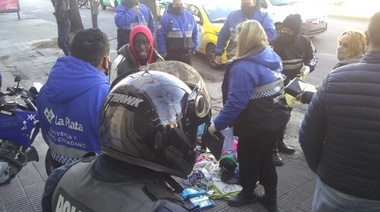 Siguieron los operativos para erradicar la venta ambulante mientras los puesteros corrían y dejaban la mercadería en el lugar