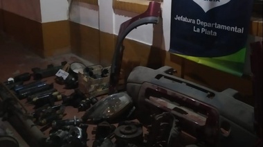 Desbaratan desarmadero ilegal de autos en Tolosa y detienen a una persona