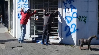 Quisieron robar una estatua de un caballo frente al Pasaje Dardo Rocha y los detuvieron
