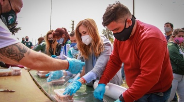 Tolosa Paz en un operativo solidario para llevar viandas a más de siete mil familias de Villa Elvira