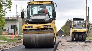 El Municipio ejecuta la pavimentación y renovación integral de la calle 146 en Los Hornos