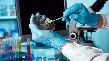 Johnson & Johnson detiene pruebas de vacuna contra el coronavirus por enfermedad de un participante