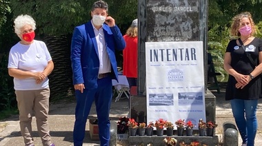 Voluntarios y personal de la Municipalidad de La Plata terminan de colocar 1200 plantines donados en el Teatro del Lago