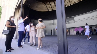 Garro recorrió obras del Teatro del Lago junto a concejales de Berisso y Ensenada