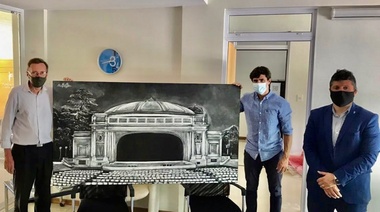 Artista plástico dona una obra pintada del Teatro del Lago al Hospital De Niños para una subasta