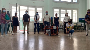 Entregan grupos electrógenos a escuelas públicas de La Plata donde se vacunará contra el Coronavirus