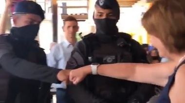 Echaron a los policías que saludaron a Bullrich, y la ex ministra contestó