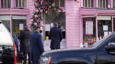 Biden, en su primer domingo como presidente, compró comida en comercio de una argentina