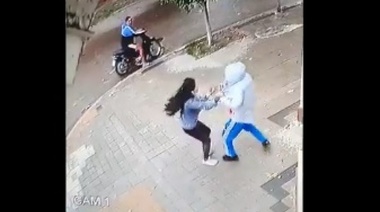 Terrible: Motochorros arrebatan cartera a joven en 117 y 68, y vecinos ya hablan de posibles tragedias