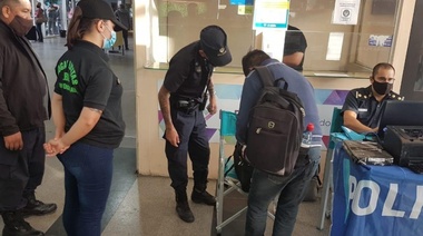 Realizan operativos de prevención en la Terminal y Estación de trenes de La Plata