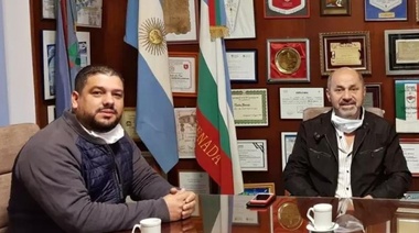 Escándalo en Ensenada de Secco con un funcionario de PAMI que se vacunó en lo que JxC llama "vacunatorio VIP"