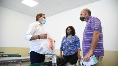 Garro entregó kits sanitarios: “Estamos trabajando para que docentes y alumnos tengan una vuelta segura a las aulas”