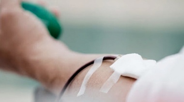 Convocan a empleados municipales platenses recuperados de COVID-19 a donar plasma