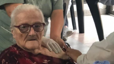 Comenzaron a vacunar a los adultos mayores en geriátricos de zona norte