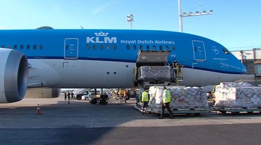 Llegó el avión con las vacunas AstraZeneca del fondo global Covax, que impulsa la OMS