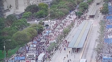 Mientras cierran comercios y la burocracia crece para el ciudadano común, piqueteros marchan tranquilos en centro porteño