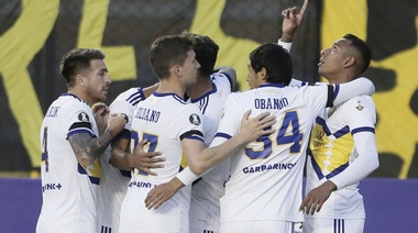 Boca debutó con victoria ante The Strongest en la altura de La Paz con el "aire" de los pibes