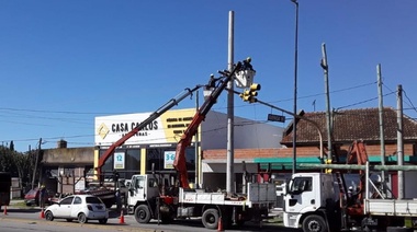 EDELAP continúa colocando nuevas columnas de hormigón en los tendidos eléctricos troncales