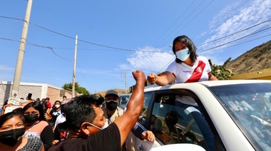 Fujimori acorta distancia y queda a 2,2 puntos de Castillo en sondeo para el balotaje en Perú