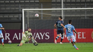 Racing venció a Sporting Cristal en dos minutos y quedó en la cima del Grupo E