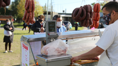 Este sábado, la “Feria Municipal” de alimentos llega a Hernández "hasta agotar stock"