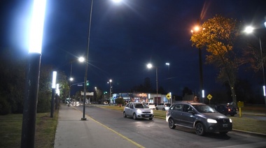 El ingreso a Los Hornos, con nuevas luminarias LED tipo vela