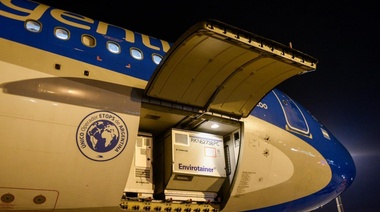 Llegó el primero de los dos vuelos de Aerolíneas desde China, con más de 700 mil dosis de Sinopharm