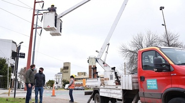 Con la instalación de nuevas columnas LED, avanza el plan de alumbrado público en una zona vital de Tolosa