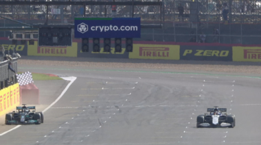 Hamilton volvió al triunfo en casa tras sacar de carrera al líder Verstappen