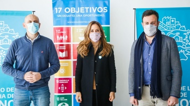 Tolosa Paz suscribió convenios con los intendentes de 25 de Mayo y Alberti