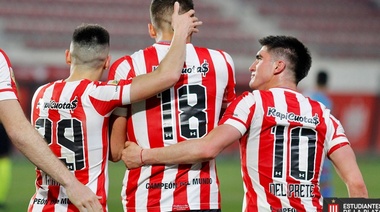 Estudiantes goleó a Arsenal 4 a 0, con goles en el segundo tiempo
