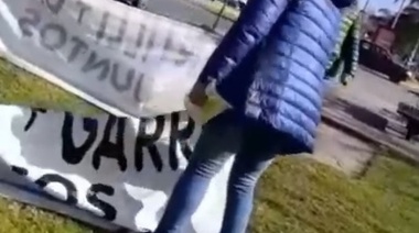 Rompen carteles de Santilli – Garro en pleno centro comercial de Los Hornos y vecinos apuntan a militantes “K”