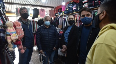 Hernán Lombardi y precandidatos de La Plata en encuentro con vecinos y recorrida por el centro comercial de Los Hornos