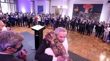 Solá se despidió de Cancillería y dijo que continuará trabajando por la "recuperación plena" de la Argentina