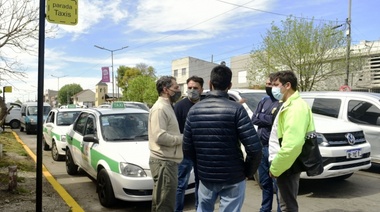 Se inauguró la primera parada de Taxis en Los Hornos