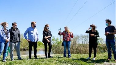 Tolosa Paz con agenda ambiental en el arroyo El Pescado y militancia en Villa Elvira