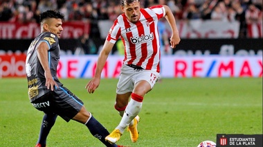 Estudiantes logró un agónico empate ante Atlético Tucumán, donde debutó DT Guiñazú