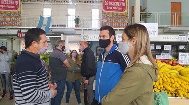 Lipovetzky estuvo en un mercado en San Carlos dialogando con vecinos de la zona