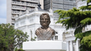 Colocan un monumento a Pedro Benoit en los jardines del Palacio Municipal
