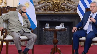 Fernández destacó "compromiso y conducta" de 'Pepe' Mujica al condecorarlo en la Casa Rosada