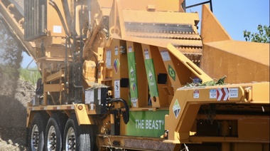 El Municipio incorporó una nueva máquina chipeadora que transforma los restos de poda en abono orgánico