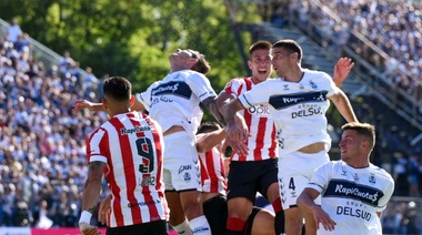 Gimnasia y Estudiantes empataron 4-4 en un clásico platense histórico