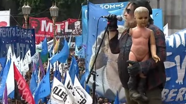 Arrancó el festival musical en Plaza de Mayo ante miles de personas