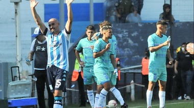 El público de Racing homenajeó a Lisandro López a los 15 minutos de la primera etapa