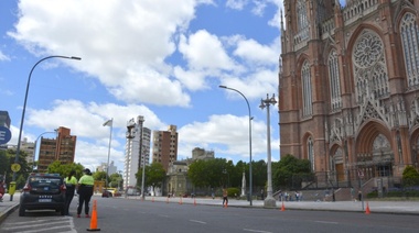 Refuerzan los controles de tránsito en la Catedral durante las recibidas estudiantiles