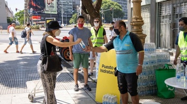 Gobierno porteño distribuyó 400 mil botellas de agua entre los vecinos