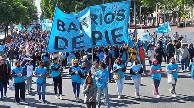 Multitudinaria movilización de movimientos sociales: hacen acampe con “guiso” frente a Desarrollo Social