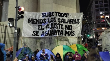 Continúa el acampe de grupos sociales sobre la avenida 9 de Julio